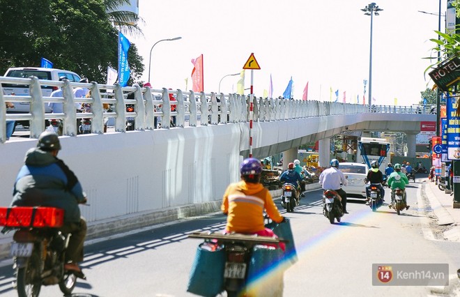 Cầu vượt th&eacute;p hơn 500 tỉ đồng ch&iacute;nh thức th&ocirc;ng xe, cửa ng&otilde; s&acirc;n bay T&acirc;n Sơn Nhất được giải cứu - Ảnh 12.