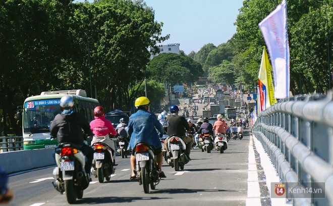 Cầu vượt th&eacute;p hơn 500 tỉ đồng ch&iacute;nh thức th&ocirc;ng xe, cửa ng&otilde; s&acirc;n bay T&acirc;n Sơn Nhất được giải cứu - Ảnh 10.