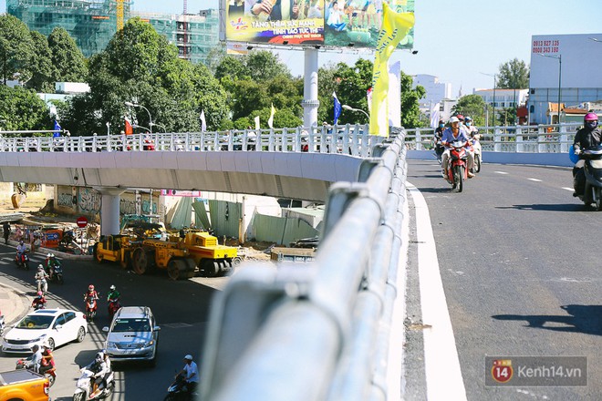 Cầu vượt th&eacute;p hơn 500 tỉ đồng ch&iacute;nh thức th&ocirc;ng xe, cửa ng&otilde; s&acirc;n bay T&acirc;n Sơn Nhất được giải cứu - Ảnh 5.