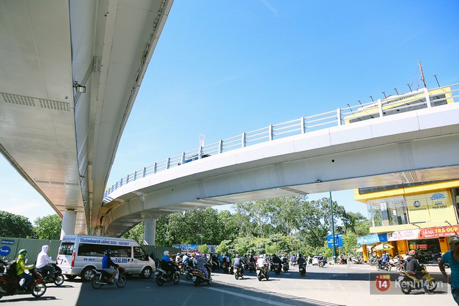 Cầu vượt thép hơn 500 tỉ đồng chính thức thông xe, cửa ngõ sân bay Tân Sơn Nhất được giải cứu - Ảnh 14.