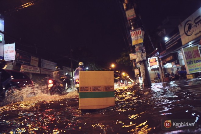 Sài Gòn mưa lớn trước bão số 14, cửa ngõ sân bay Tân Sơn Nhất kẹt xe kinh hoàng - Ảnh 2.