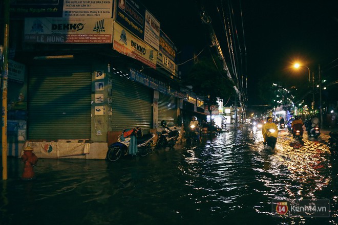 Sài Gòn mưa lớn trước bão số 14, cửa ngõ sân bay Tân Sơn Nhất kẹt xe kinh hoàng - Ảnh 3.