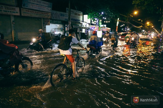 Sài Gòn mưa lớn trước bão số 14, cửa ngõ sân bay Tân Sơn Nhất kẹt xe kinh hoàng - Ảnh 4.