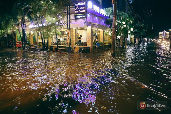 Sài Gòn mưa lớn trước bão số 14, cửa ngõ sân bay Tân Sơn Nhất kẹt xe kinh hoàng - Ảnh 5.