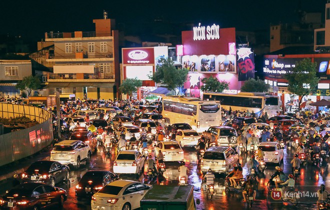 Sài Gòn mưa lớn trước bão số 14, cửa ngõ sân bay Tân Sơn Nhất kẹt xe kinh hoàng - Ảnh 7.