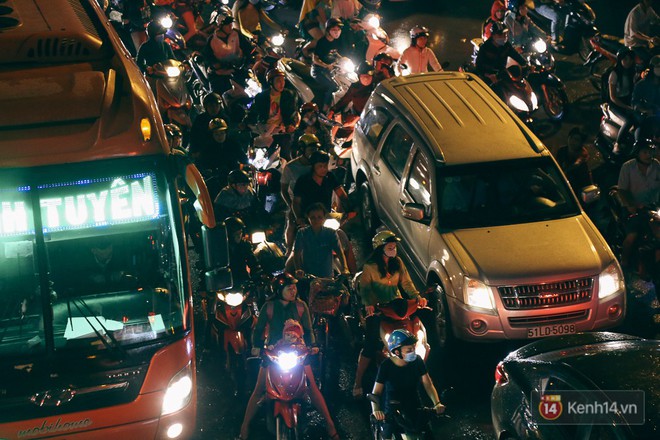 Sài Gòn mưa lớn trước bão số 14, cửa ngõ sân bay Tân Sơn Nhất kẹt xe kinh hoàng - Ảnh 10.