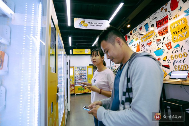 Người d&acirc;n th&iacute;ch th&uacute; gh&eacute; thăm cửa h&agrave;ng tiện lợi kh&ocirc;ng c&oacute; nh&acirc;n vi&ecirc;n thu tiền đầu ti&ecirc;n tại S&agrave;i G&ograve;n - Ảnh 6.