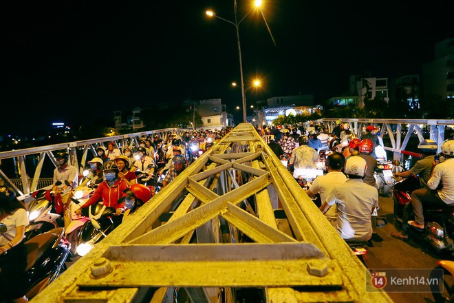 Nghịch lý kỳ lạ ở Sài Gòn: 2 cây cầu song song, người dân chen chúc đến kẹt xe trên cây cầu sắt cũ và hẹp - Ảnh 18.