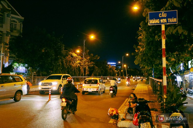 Nghịch lý kỳ lạ ở Sài Gòn: 2 cây cầu song song, người dân chen chúc đến kẹt xe trên cây cầu sắt cũ và hẹp - Ảnh 7.