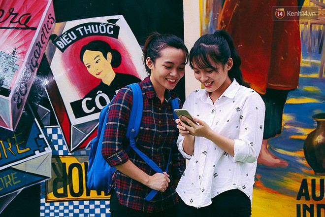 Giới trẻ hào hứng chụp ảnh với các biển quảng cáo Sài Gòn - Chợ Lớn xưa được trưng bày tại The Garden Mall - Ảnh 6.