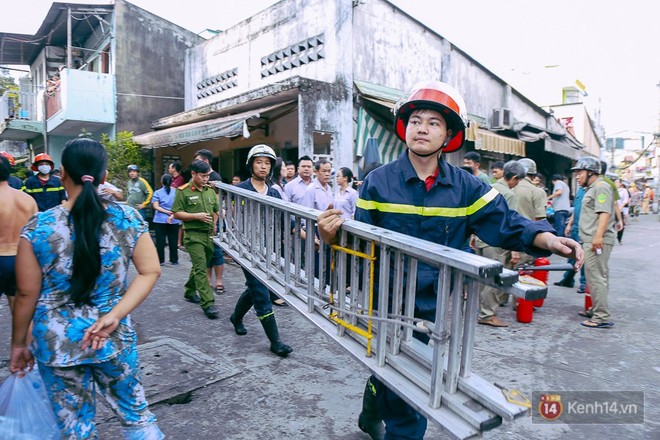 Cận cảnh hiện trường vụ cháy kinh hoàng ở Sài Gòn: Cảnh sát PCCC buồn đau vì không cứu được 3 mẹ con - Ảnh 7.
