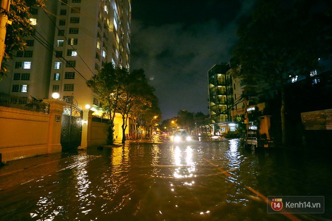 Khu nhà giàu ở Sài Gòn “tê liệt” vì triều cường đạt đỉnh, dân đi ô tô phải chui cửa sổ ra ngoài vì nước ngập tới ca pô - Ảnh 4.