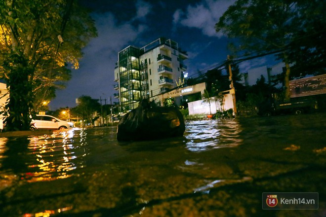 Khu nhà giàu ở Sài Gòn “tê liệt” vì triều cường đạt đỉnh, dân đi ô tô phải chui cửa sổ ra ngoài vì nước ngập tới ca pô - Ảnh 6.