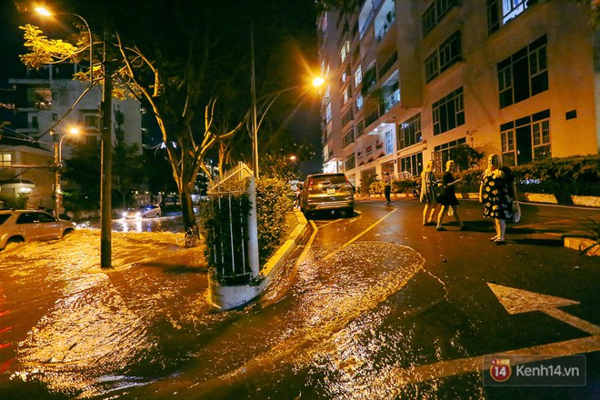 Khu nhà giàu ở Sài Gòn “tê liệt” vì triều cường đạt đỉnh, dân đi ô tô phải chui cửa sổ ra ngoài vì nước ngập tới ca pô - Ảnh 8.