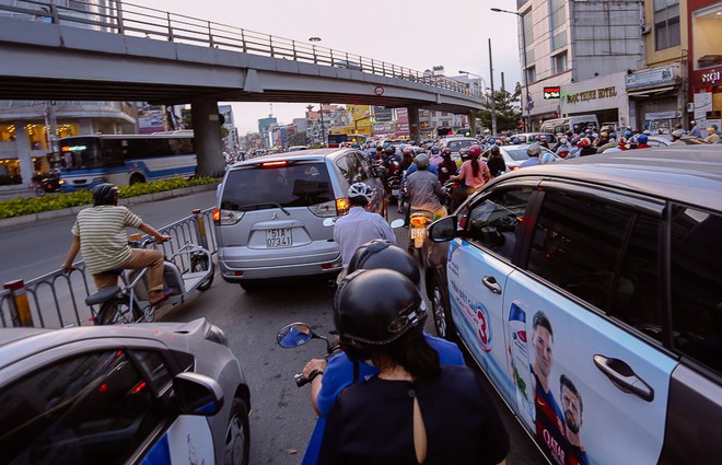 Đường phố Sài Gòn và Hà Nội đông đúc sau ngày làm việc cuối cùng trong năm 2017 - Ảnh 18.