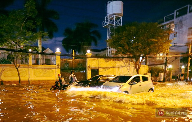 Khu nhà giàu ở Sài Gòn “tê liệt” vì triều cường đạt đỉnh, dân đi ô tô phải chui cửa sổ ra ngoài vì nước ngập tới ca pô - Ảnh 10.