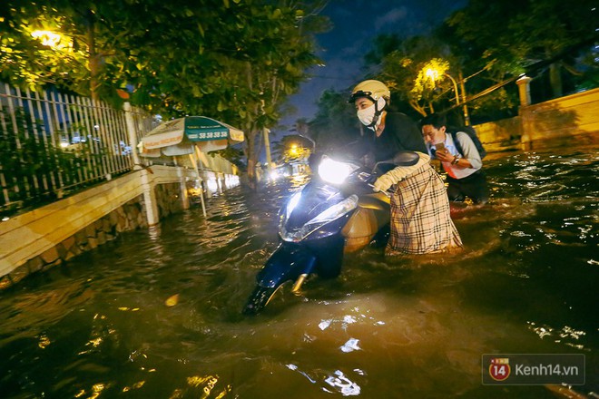 Khu nhà giàu ở Sài Gòn “tê liệt” vì triều cường đạt đỉnh, dân đi ô tô phải chui cửa sổ ra ngoài vì nước ngập tới ca pô - Ảnh 9.