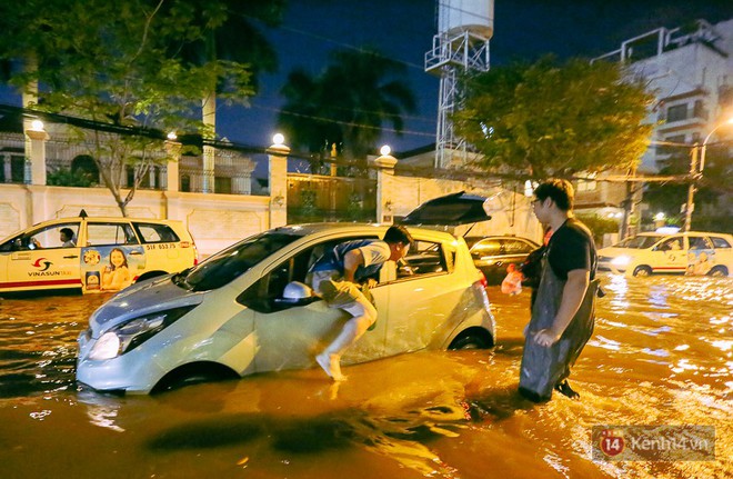 Khu nhà giàu ở Sài Gòn “tê liệt” vì triều cường đạt đỉnh, dân đi ô tô phải chui cửa sổ ra ngoài vì nước ngập tới ca pô - Ảnh 11.