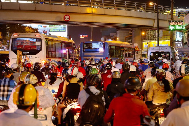 Đường phố Sài Gòn và Hà Nội đông đúc sau ngày làm việc cuối cùng trong năm 2017 - Ảnh 19.