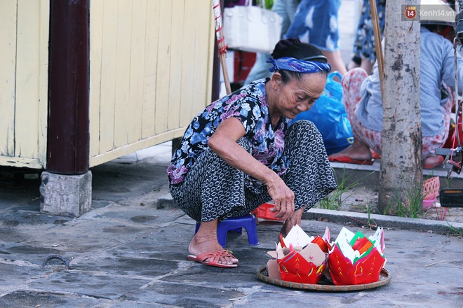 Đằng sau giai thoại ông Ôn” khiến con nít Hội An khiếp sợ là người mẹ gần 60 năm chạy theo đút cơm cho đứa con điên - Ảnh 6.