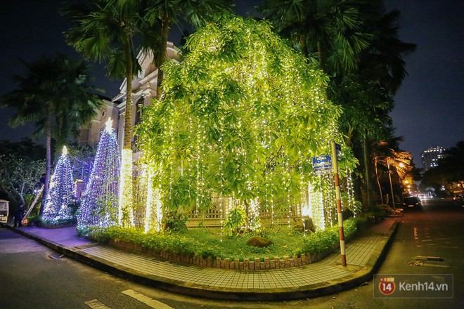 Chùm ảnh: Những chủ biệt thự ở phố nhà giàu Sài Gòn đầu tư cả chục triệu đồng trang trí Noel - Ảnh 4.