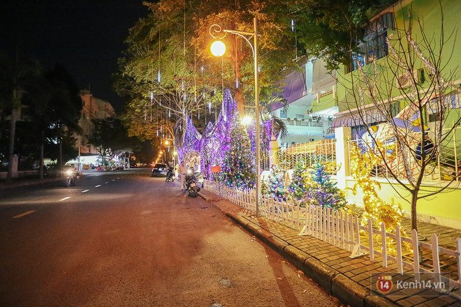 Chùm ảnh: Những chủ biệt thự ở phố nhà giàu Sài Gòn đầu tư cả chục triệu đồng trang trí Noel - Ảnh 12.