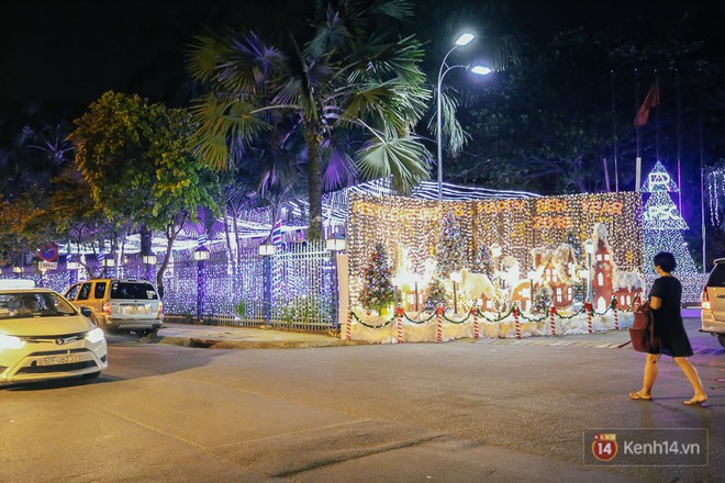 Chùm ảnh: Những chủ biệt thự ở phố nhà giàu Sài Gòn đầu tư cả chục triệu đồng trang trí Noel - Ảnh 13.