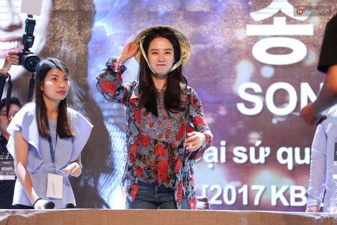 Sự kiện ký tặng: Song Ji Hyo ôm ghì từng người, xúc động trào nước mắt khi thấy fan khóc trên sân khấu - Ảnh 16.