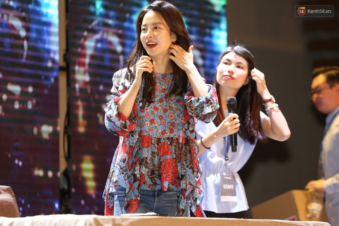 Sự kiện ký tặng: Song Ji Hyo ôm ghì từng người, xúc động trào nước mắt khi thấy fan khóc trên sân khấu - Ảnh 18.