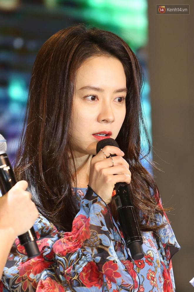 Sự kiện k&#253; tặng: Song Ji Hyo &#244;m gh&#236; từng người, x&#250;c động tr&#224;o nước mắt khi thấy fan kh&#243;c tr&#234;n s&#226;n khấu - Ảnh 12.