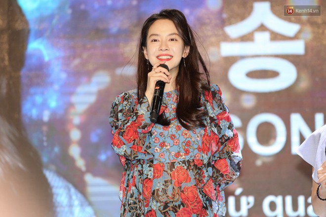 Sự kiện ký tặng: Song Ji Hyo ôm ghì từng người, xúc động trào nước mắt khi thấy fan khóc trên sân khấu - Ảnh 5.