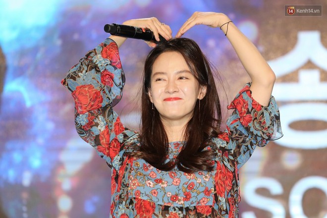 Sự kiện ký tặng: Song Ji Hyo ôm ghì từng người, xúc động trào nước mắt khi thấy fan khóc trên sân khấu - Ảnh 7.