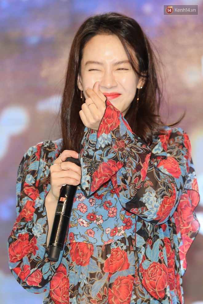 Sự kiện ký tặng: Song Ji Hyo ôm ghì từng người, xúc động trào nước mắt khi thấy fan khóc trên sân khấu - Ảnh 8.