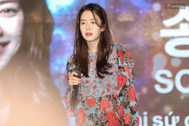 Sự kiện ký tặng: Song Ji Hyo ôm ghì từng người, xúc động trào nước mắt khi thấy fan khóc trên sân khấu - Ảnh 4.