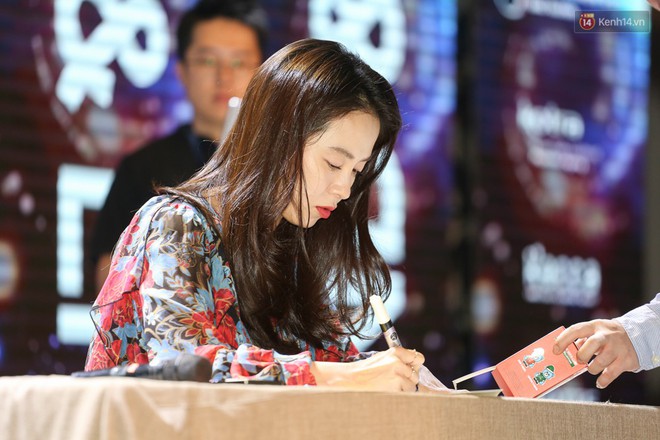 Sự kiện ký tặng: Song Ji Hyo ôm ghì từng người, xúc động trào nước mắt khi thấy fan khóc trên sân khấu - Ảnh 20.