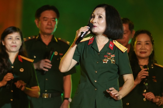 Đông Nhi nồng nàn, Phương Linh nghẹn ngào khi hát về những anh hùng của dân tộc - Ảnh 13.