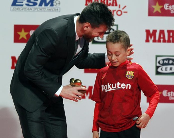Con trai Messi phùng má siêu dễ thương, cùng cha nhận giải Chiếc giày vàng - Ảnh 9.
