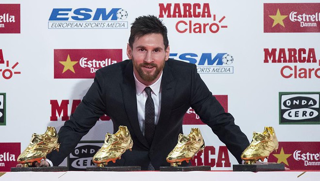 Con trai Messi phùng má siêu dễ thương, cùng cha nhận giải Chiếc giày vàng - Ảnh 6.