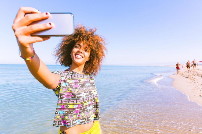 Vì sao phái yếu thích chụp ảnh selfie từ trên xuống, còn phái mạnh thích chụp từ dưới lên? - Ảnh 1.