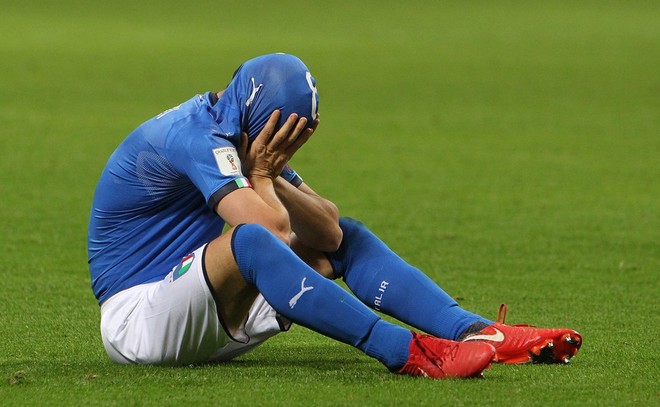 Buffon và đồng đội đổ gục, bật khóc tức tưởi sau thất bại của Italia - Ảnh 4.