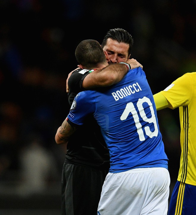 Buffon và đồng đội đổ gục, bật khóc tức tưởi sau thất bại của Italia - Ảnh 7.