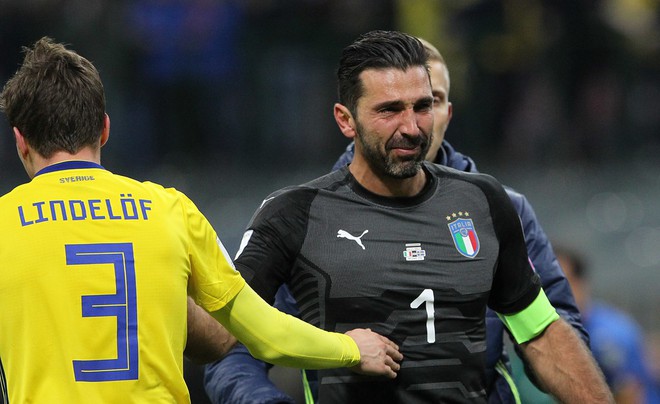 Buffon và đồng đội đổ gục, bật khóc tức tưởi sau thất bại của Italia - Ảnh 10.
