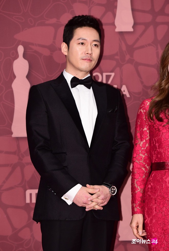 Thảm đỏ MBC Drama Awards hội tụ 30 sao khủng: Rắn độc Hyoyoung cúi người khoe ngực đồ sộ, chấp hết dàn mỹ nhân hạng A - Ảnh 40.
