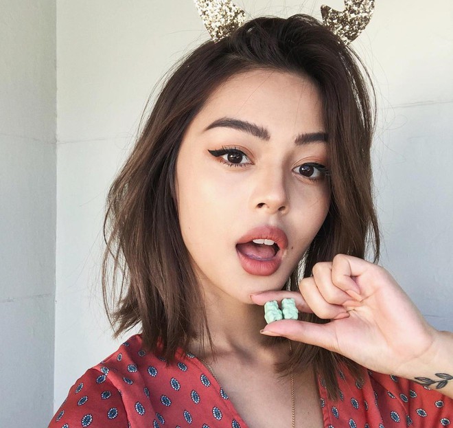 Lily Maymac khéo nịnh fan Việt khi khoe ảnh ăn bánh mì - Ảnh 6.