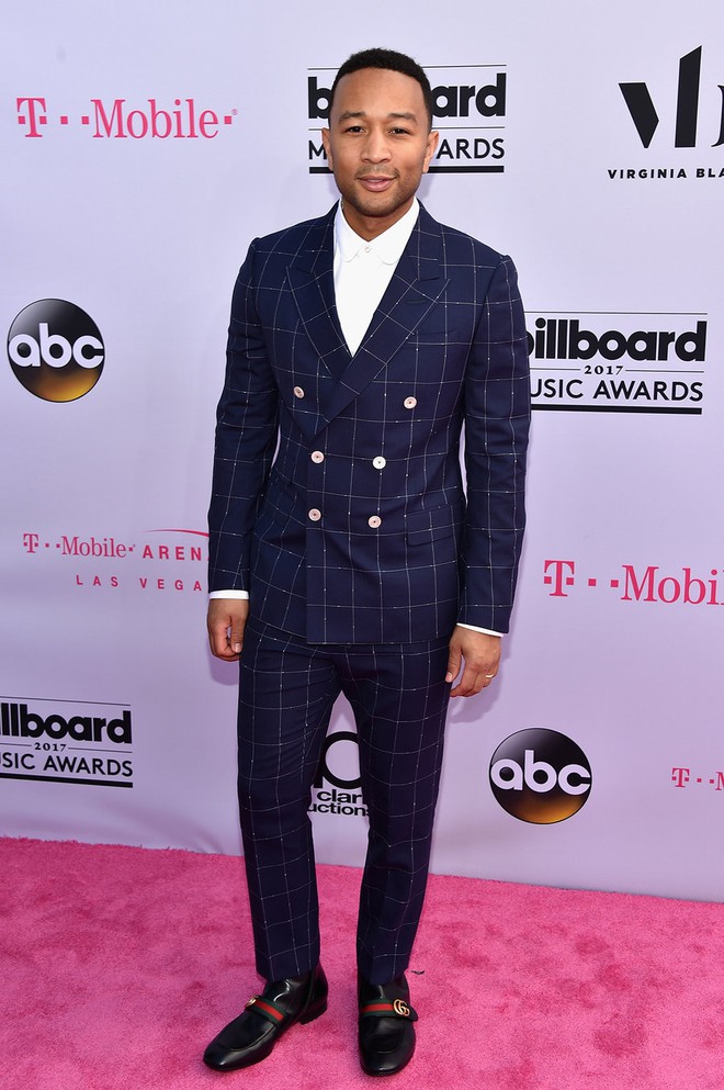 Thảm đỏ Billboard Awards: BTS xuất hiện điển trai c&ugrave;ng c&aacute;c sao quốc tế ăn mặc kỳ qu&aacute;i - Ảnh 15.