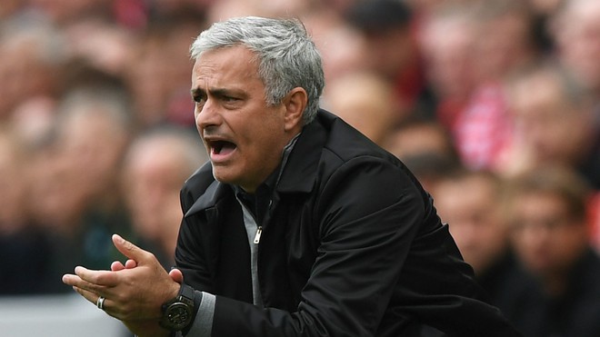 Mourinho móc mỉa các HLV Premier League là “đám lèm bèm mít ướt” - Ảnh 1.