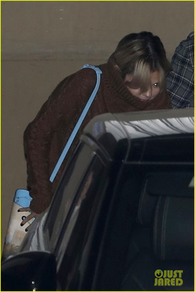 Vừa về nhà sau chuyến đi xa, Selena Gomez đã che kín mặt đi hẹn hò với Justin Bieber - Ảnh 1.