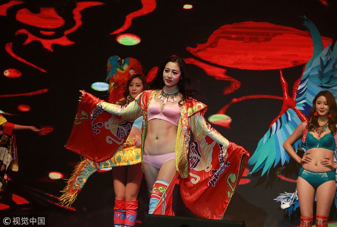 Victorias Secret Show phiên bản hội chợ Trung Quốc: Dàn người mẫu lộ bụng mỡ, nhái cánh thiên thần 1 cách trắng trợn - Ảnh 7.