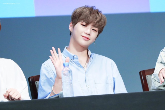 Dạo này Center quốc dân Kang Daniel chỉ đi giày trắng và đây là lí do  - Ảnh 1.