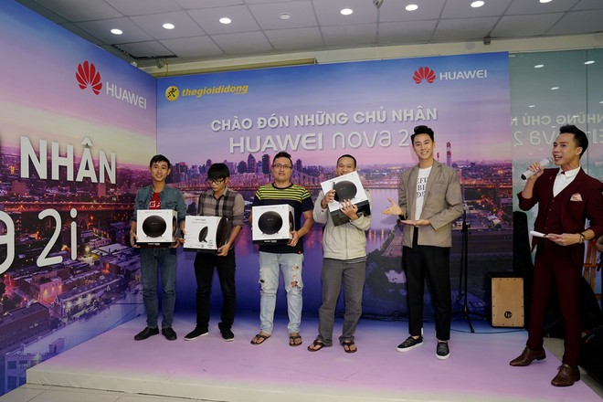 Sau&nbsp;10&nbsp;ng&agrave;y, Huawei nova 2i đ&atilde; được giao tới tay những chủ nh&acirc;n đầu ti&ecirc;n - Ảnh 5.